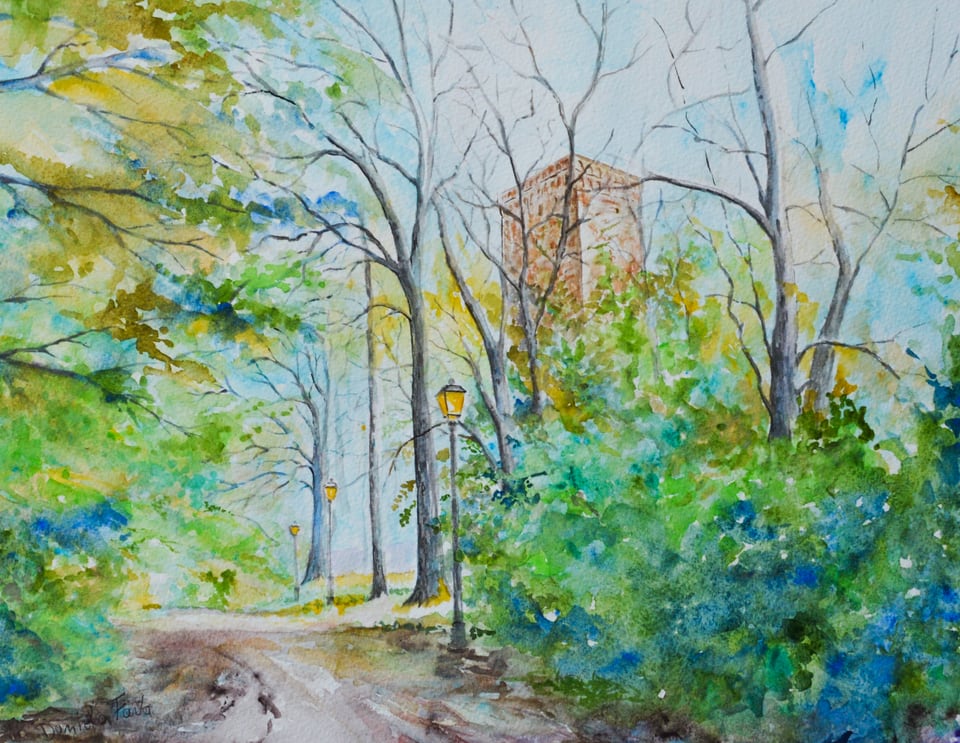 Acquerello di un vialetto con lampioni e una torre in mattoni tra gli alberi