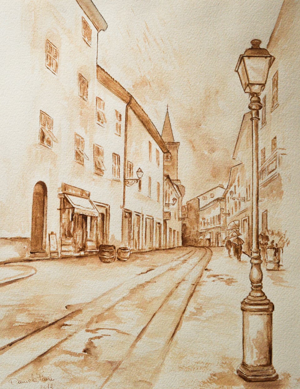Acquerello monocromo seppia di una via di borgo con lampione e campanile