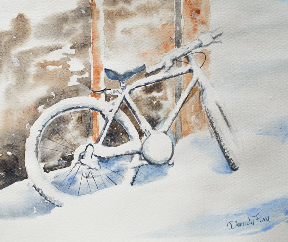 Acquerello di una bicicletta coperta di neve appoggiata a un muro