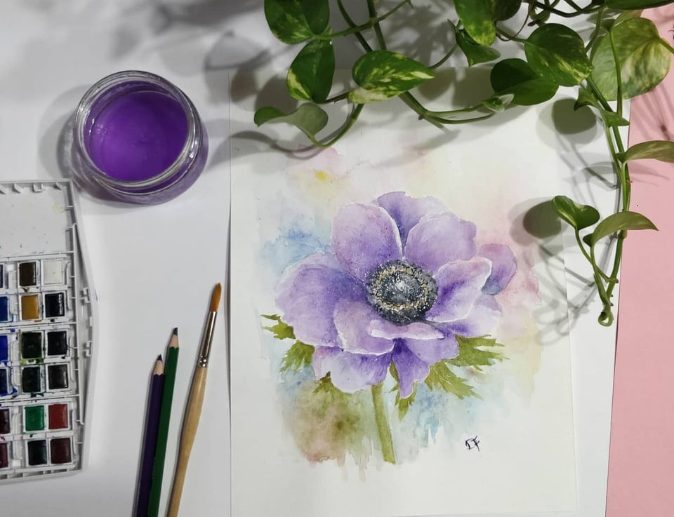Acquerello di un anemone viola con centro scuro