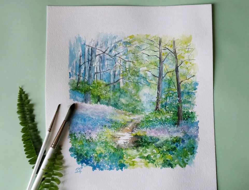 Acquerello di un sentiero boschivo con campanule blu-lilla
