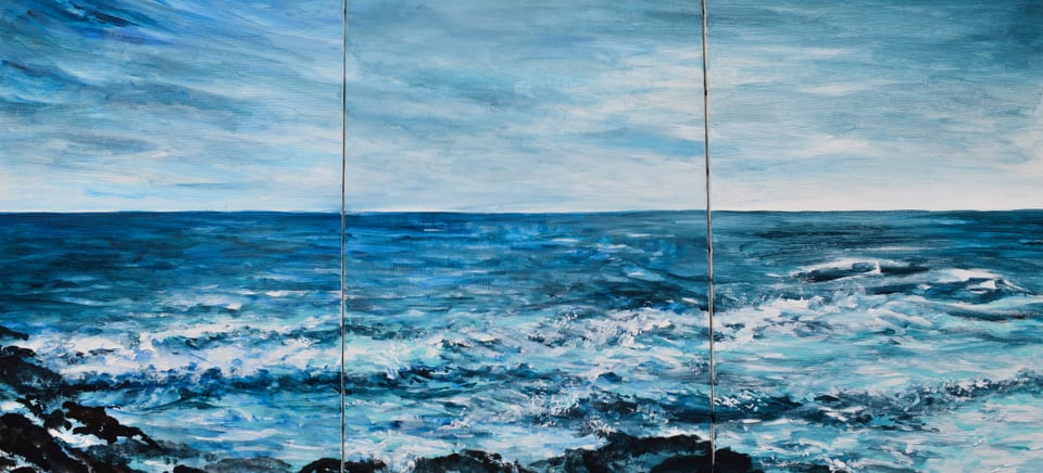 Dipinto trittico del mare con onde e rocce scure in primo piano