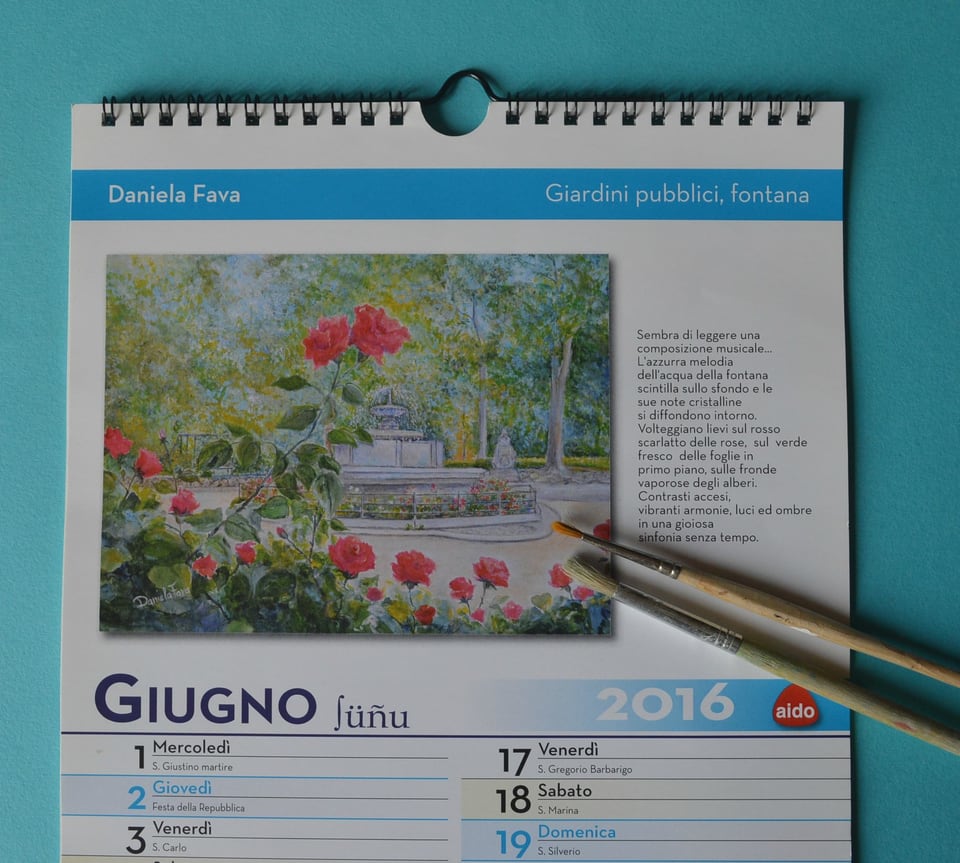 Foto di una pagina di calendario con il dipinto di rose e fontana