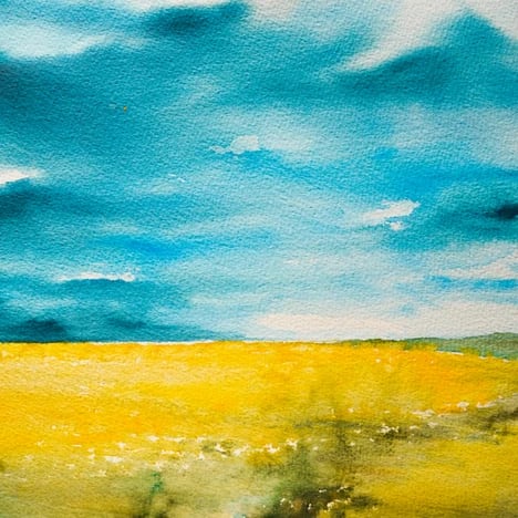 Paesaggio ad acquerello con campo giallo e cielo azzurro