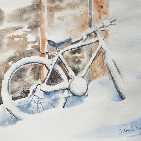 Acquerello di una bicicletta coperta di neve appoggiata a un muro
